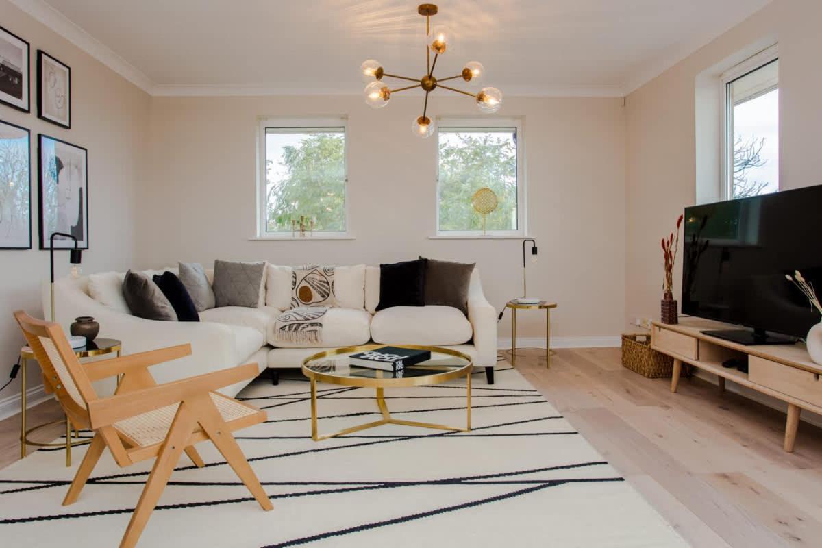 The Sparkford Gardens - Lovely 2bdr With Balcony Apartamento