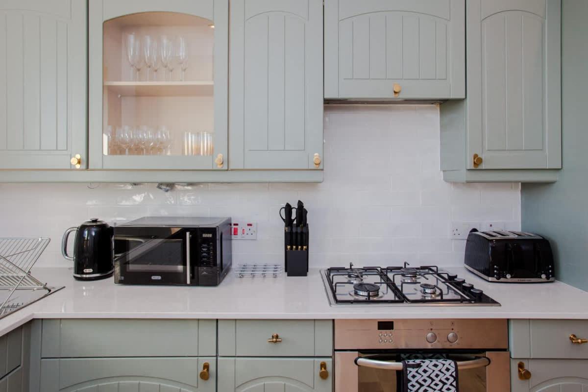 The Sparkford Gardens - Lovely 2bdr With Balcony *